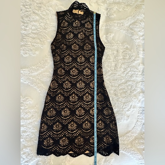 GORGEOUS BLACK LACE MOCK TURTLE MINI-DRESS W/CUT-OUT BACK & BUTTON DETAILS, SZ S - Picture 4 of 6